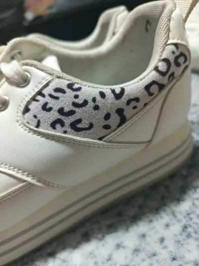 Zapatillas blancas con detalle animal print - miniatura 3
