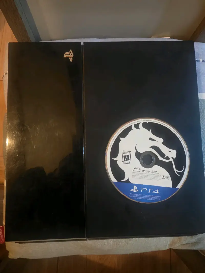 Consola PS4 con juego Mortal Kombat