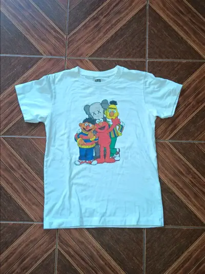 Polera blanca con personajes gráficos - miniatura 1
