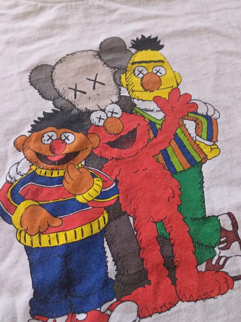 Polera blanca con personajes gráficos - 2