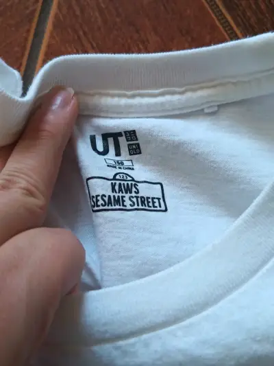 Polera blanca con personajes gráficos - miniatura 3