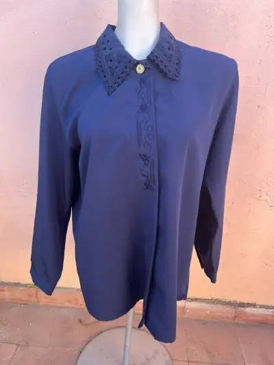 Blusa azul con detalles bordados - miniatura 1