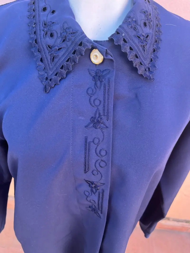 Blusa azul con detalles bordados - 2