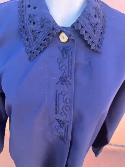 Blusa azul con detalles bordados - miniatura 2