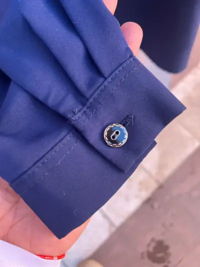 Blusa azul con detalles bordados - miniatura 3