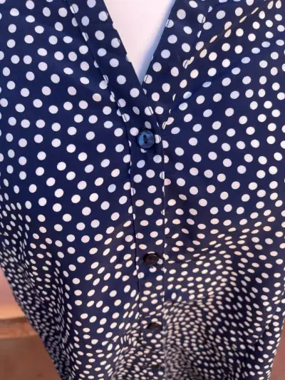 Blusa azul con lunares blancos - miniatura 1