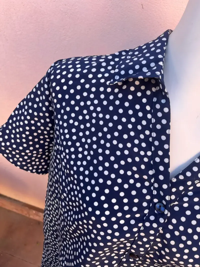 Blusa azul con lunares blancos - 2