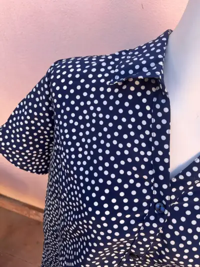 Blusa azul con lunares blancos - miniatura 2