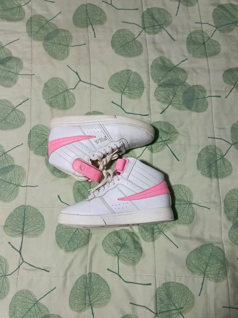 Zapatillas blancas con detalles rosados