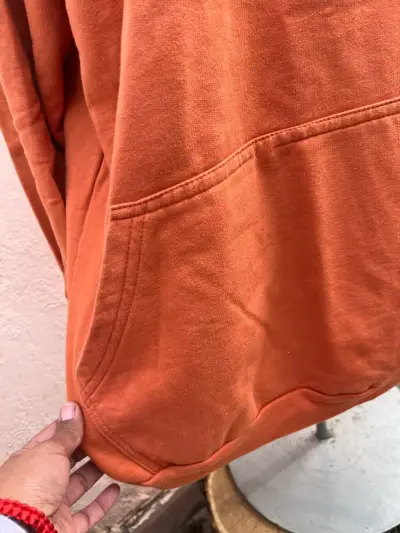 Polerón anaranjado con capucha - miniatura 2