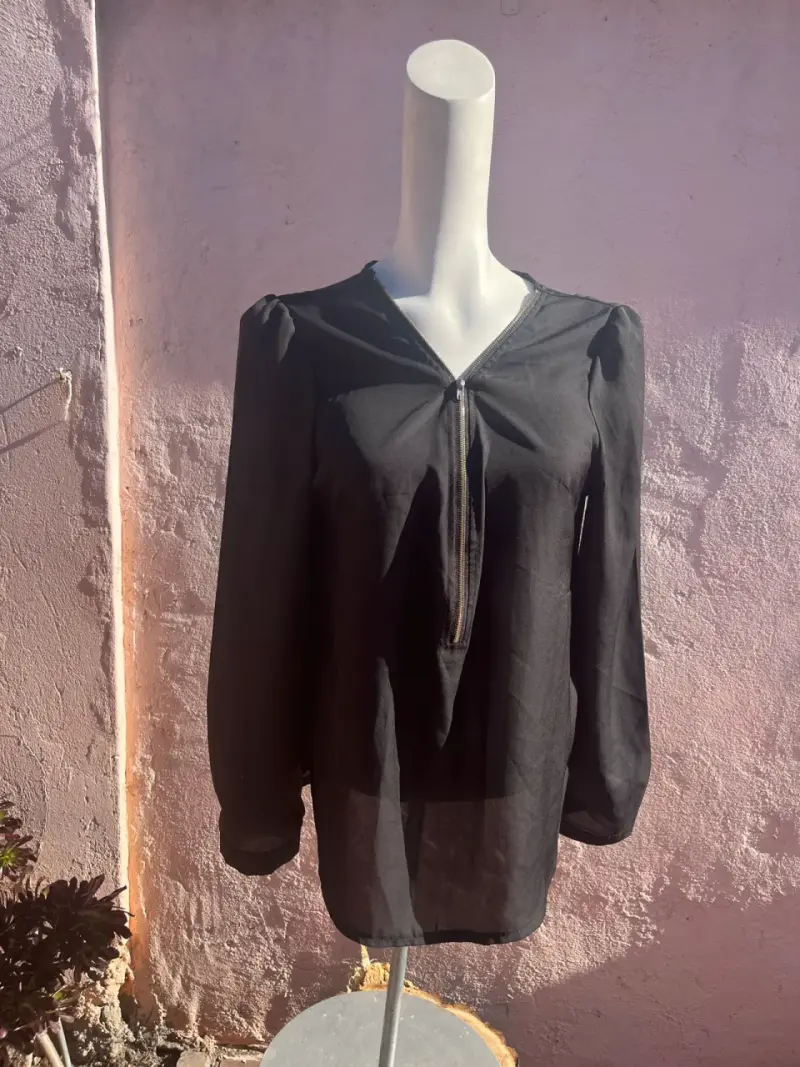 Blusa negra con cierre - 1