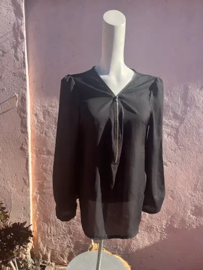 Blusa negra con cierre - miniatura 1