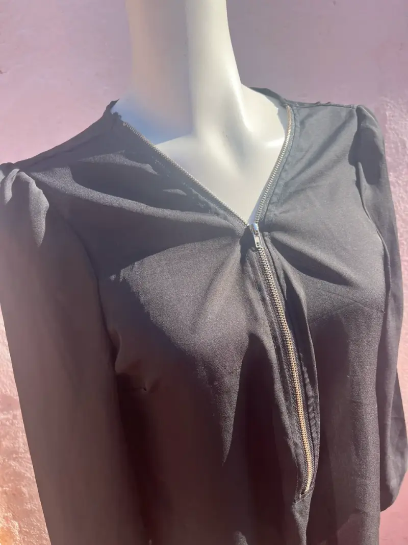 Blusa negra con cierre - 2