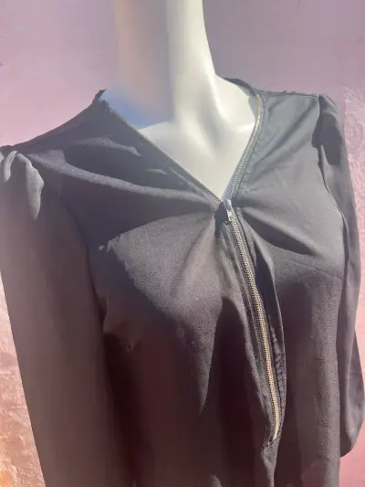 Blusa negra con cierre - miniatura 2