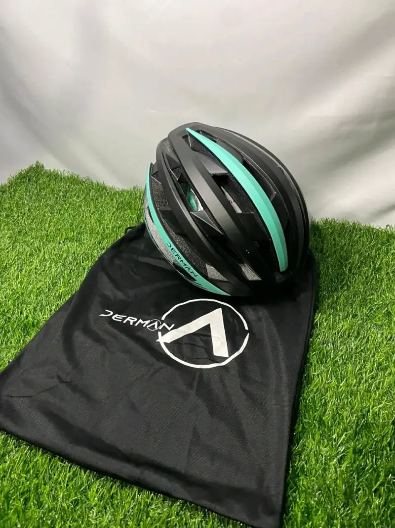 Casco de ciclismo negro con verde - 1