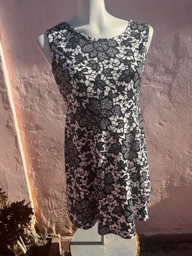 Vestido floral blanco y negro - 1