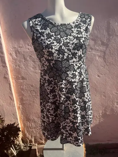 Vestido floral blanco y negro - miniatura 1
