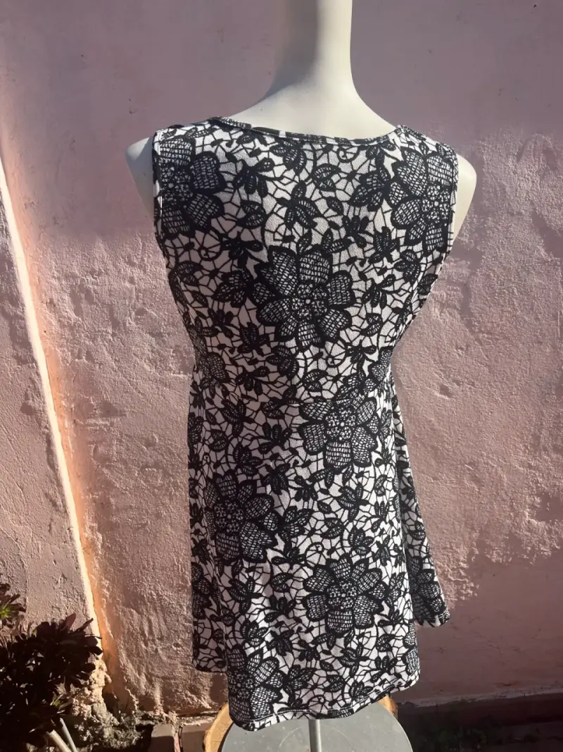 Vestido floral blanco y negro - 2