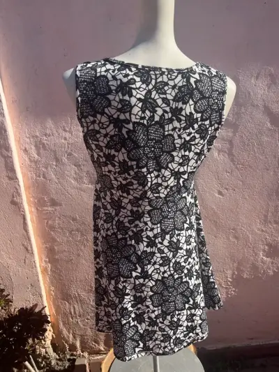 Vestido floral blanco y negro - miniatura 2