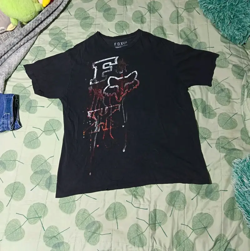 Polera negra FOX con diseño - 1