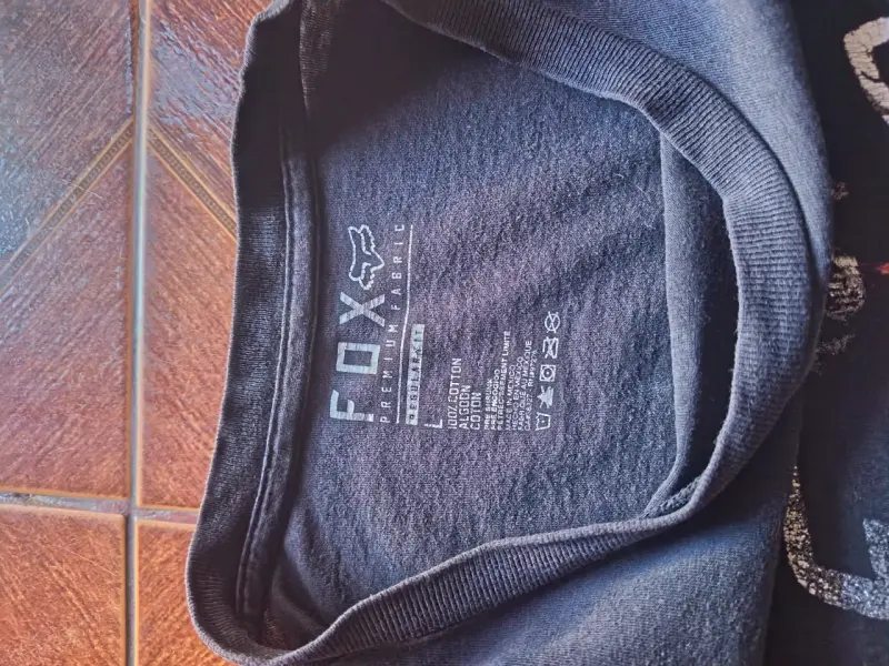 Polera negra FOX con diseño - 3