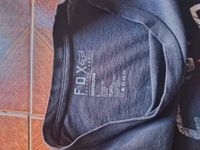 Polera negra FOX con diseño - miniatura 3