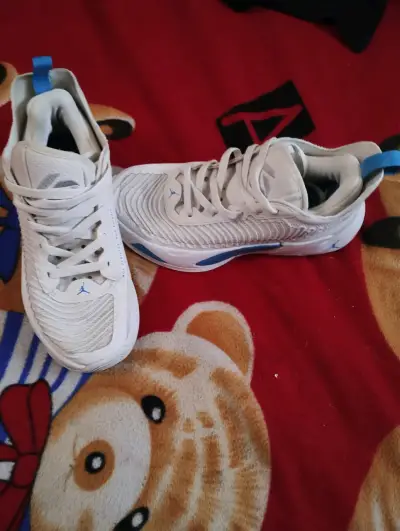 Zapatillas jordan deportivas blancas con celeste - miniatura 1