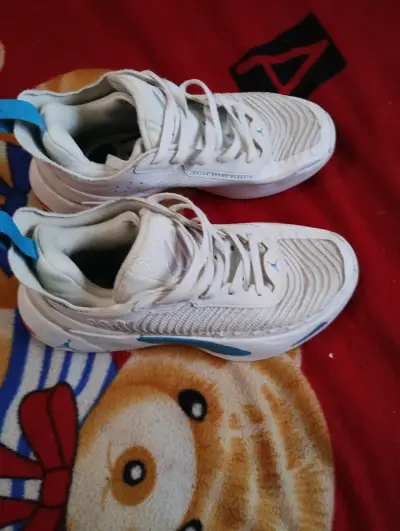 Zapatillas jordan deportivas blancas con celeste - miniatura 2