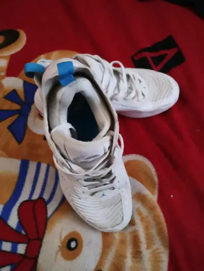 Zapatillas jordan deportivas blancas con celeste - miniatura 3