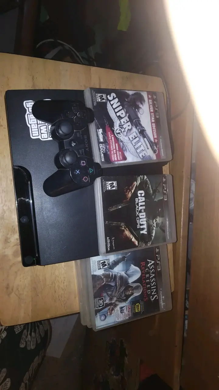 Se vende ps3 con 5 juegos y 27 juegos digitales