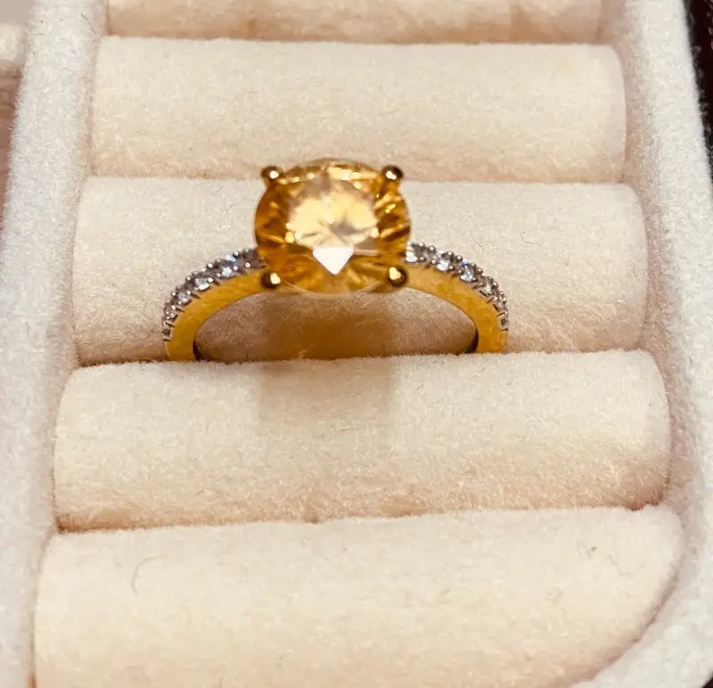 Anillo de oro con piedra amarilla - 1