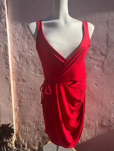 Vestido rojo sin mangas - miniatura 1