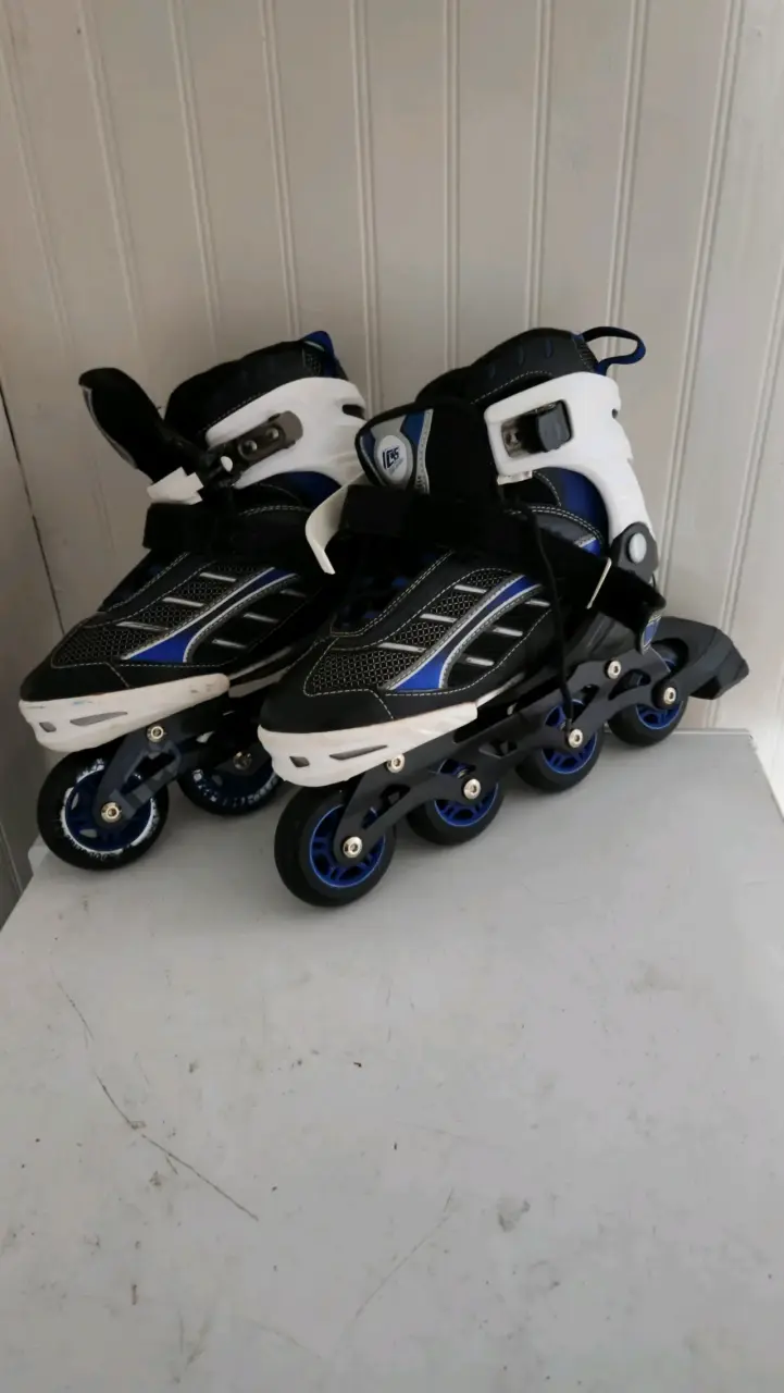 Patines en línea azul y negro