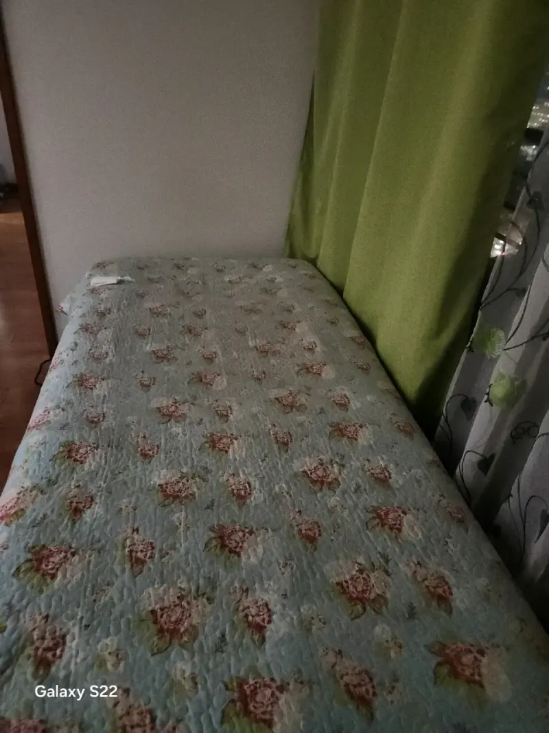 Cama individual con colchón floral - 1