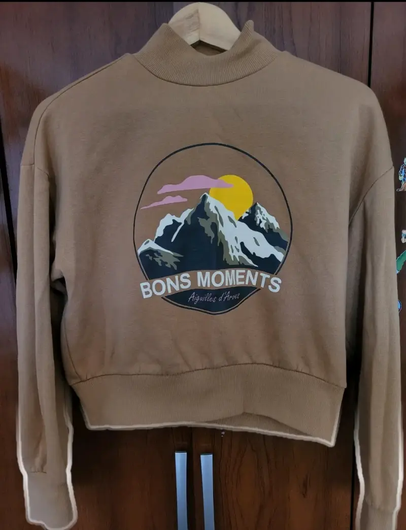 Polerón marrón con estampado montaña