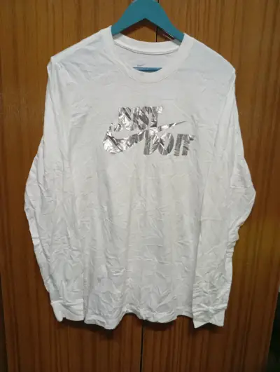 Polera blanca Nike con logo plateado - miniatura 1