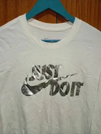 Polera blanca Nike con logo plateado - miniatura 2