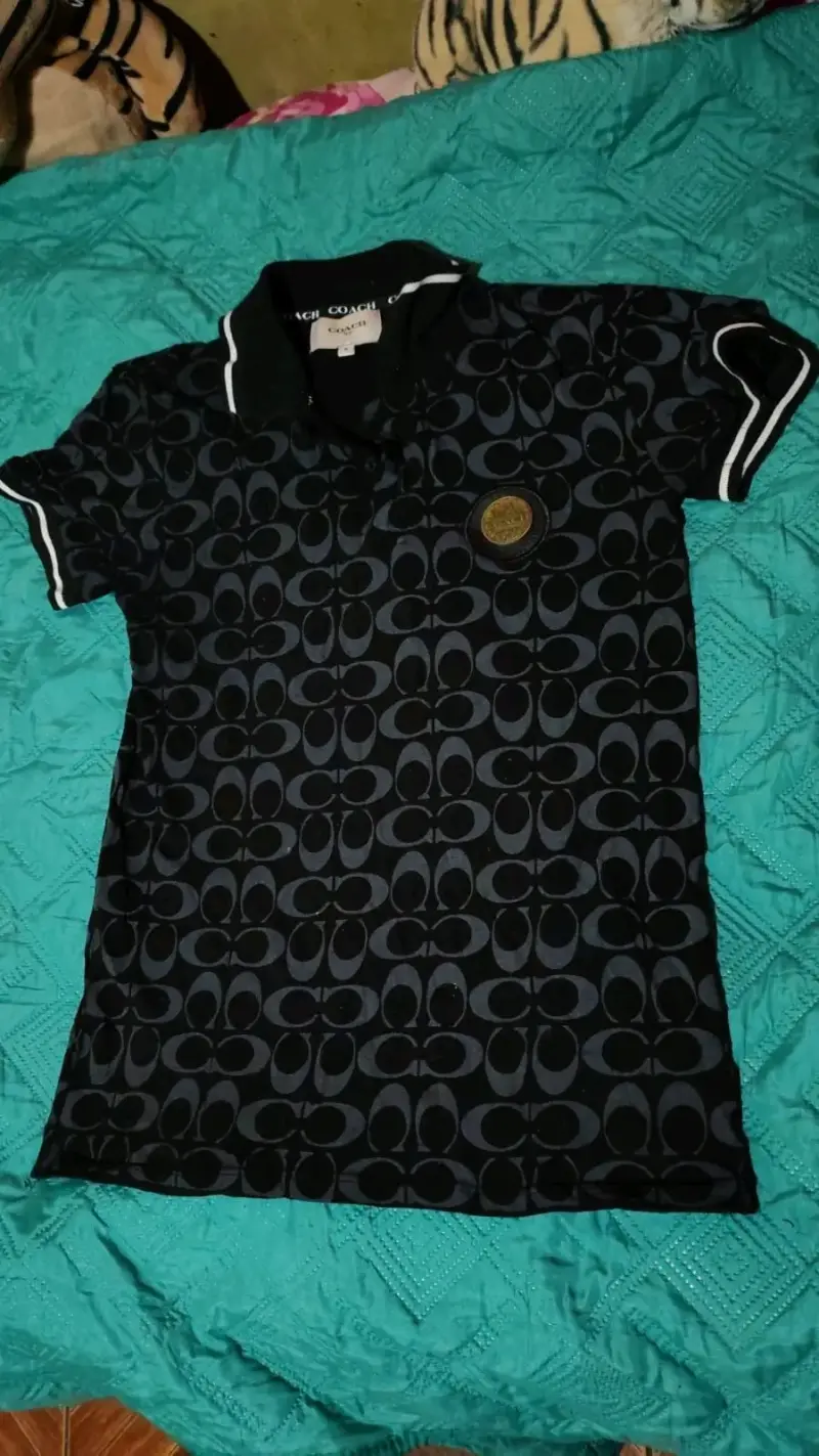 Polera negra estampada