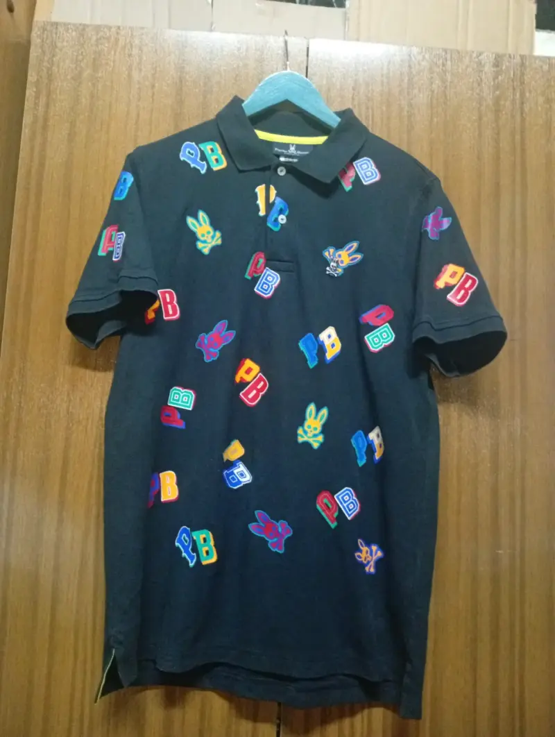 Polera negra Psycho Bunny con estampados PB - 1