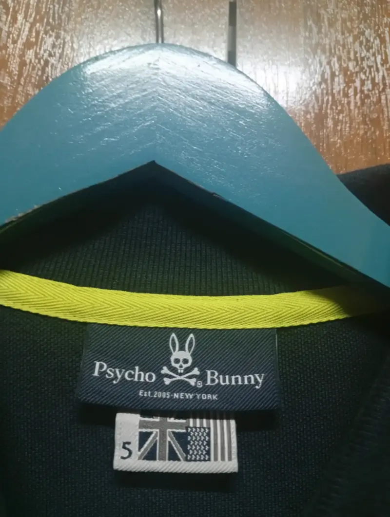 Polera negra Psycho Bunny con estampados PB - 2