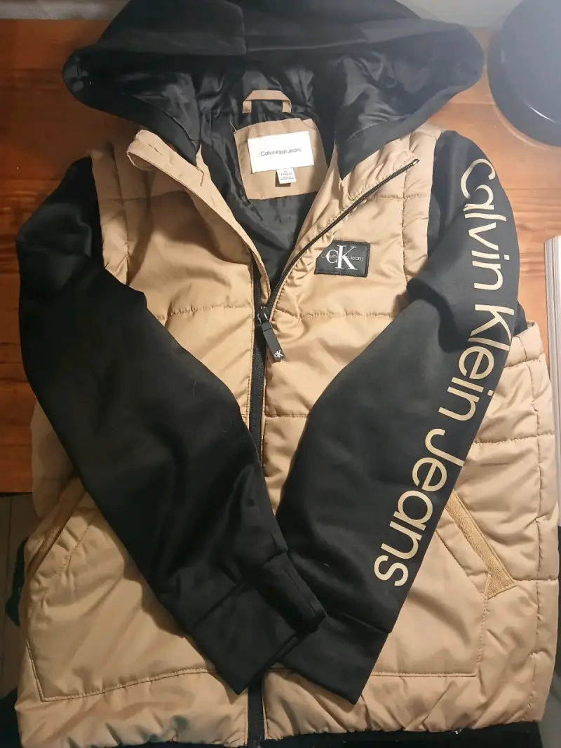 Parka hibrida Calvin Klein beige y negra - 1