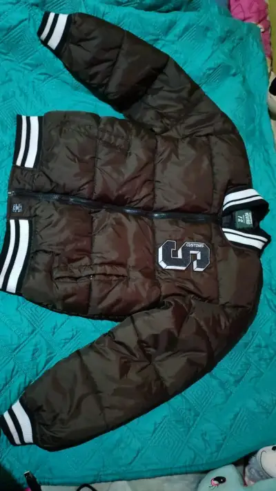 Chaqueta bomber café con parche - miniatura 1
