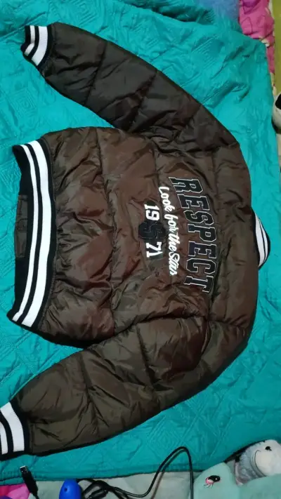 Chaqueta bomber café con parche - miniatura 2