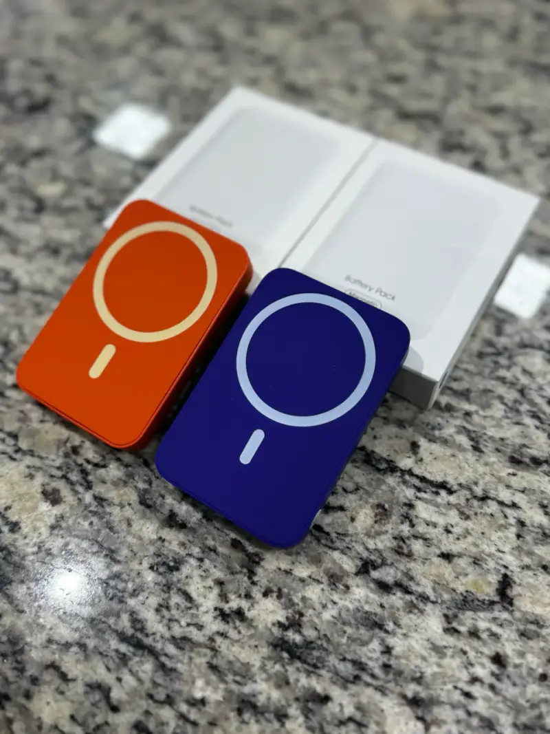 Baterías portátiles MagSafe naranjas y azules - 1