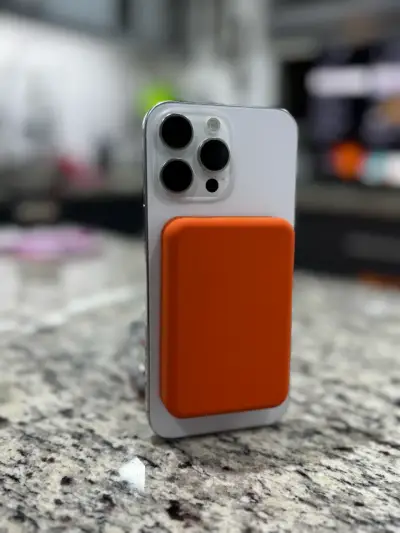 Baterías portátiles MagSafe naranjas y azules - miniatura 3