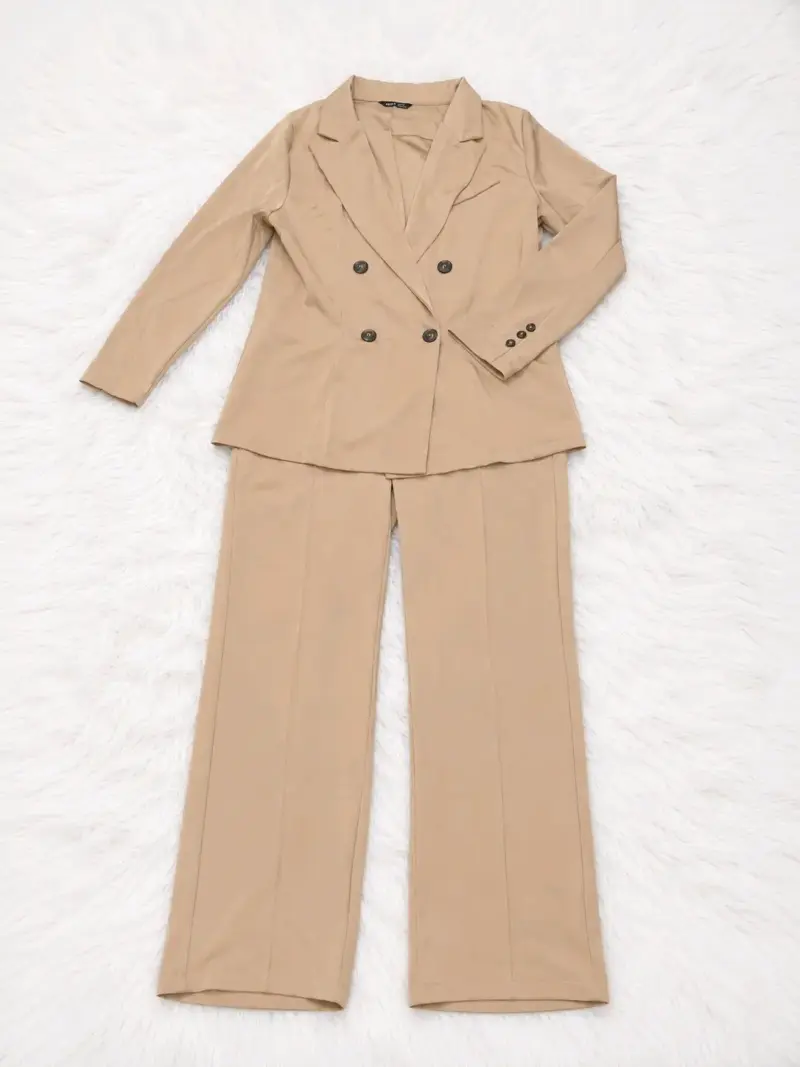 Traje caqui elegante