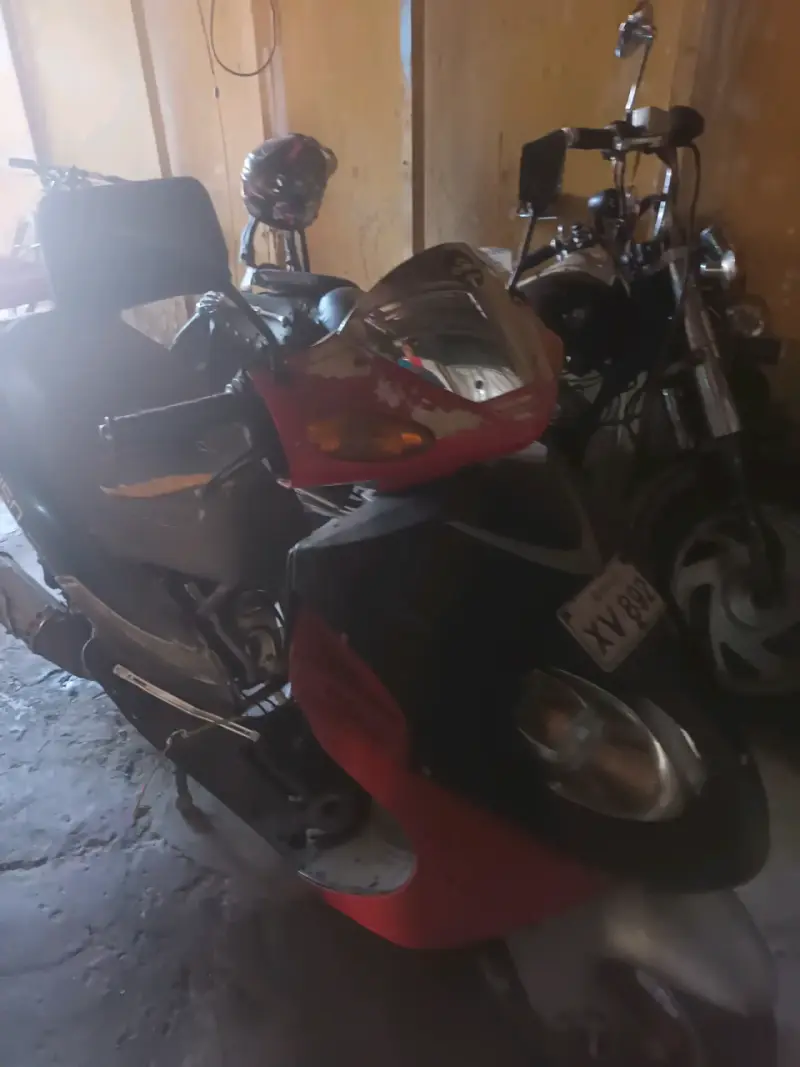 Moto deportiva negra y roja