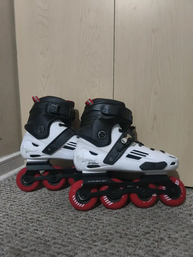 Patines en línea blancos y negros - 1