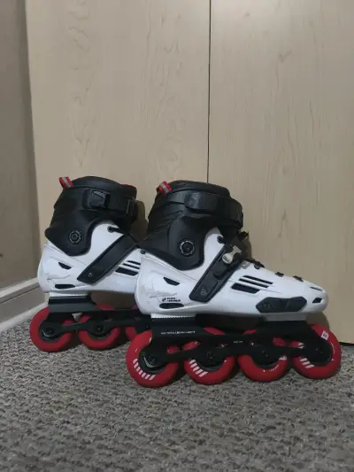 Patines en línea blancos y negros - miniatura 1