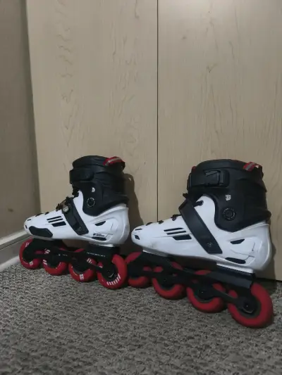Patines en línea blancos y negros - miniatura 2